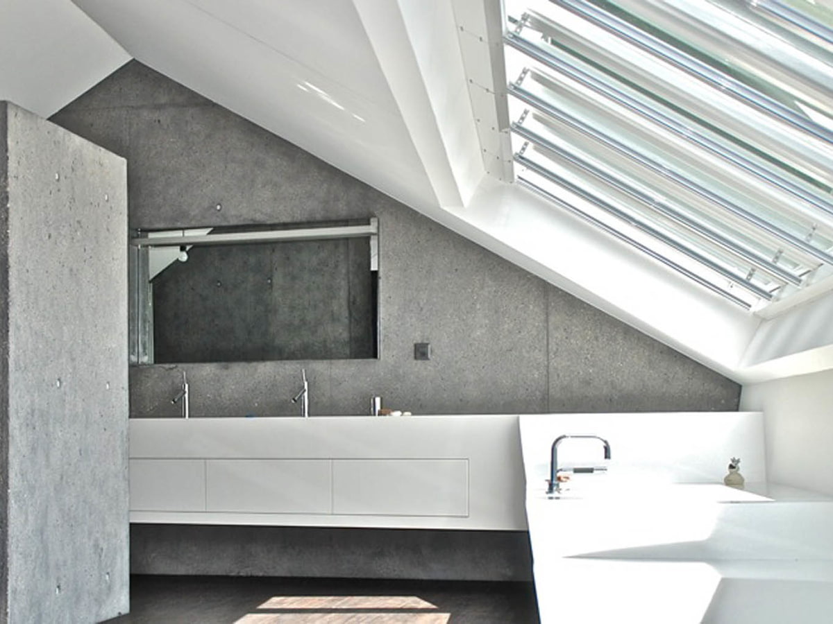 Badezimmer mit Doppelwaschtisch und Badewanne aus STARON Bright White