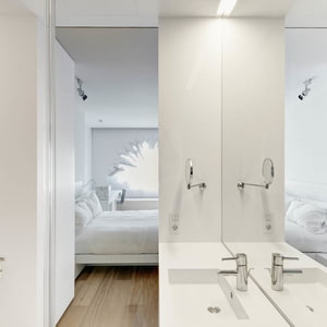 Hotelbadezimmer mit Waschtisch aus STARON Bright White und Standarmatur