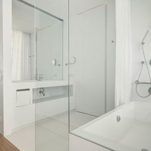 Badezimmer mit Waschtisch und Badewannenverkleidung aus STARON Bright White