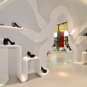 Verkaufsfläche für Schuhe mit abstrakten Ständer als Verkaufsfläche aus STARON Bright White