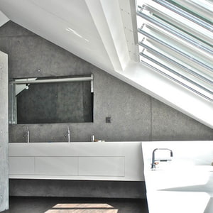 Badezimmer mit Doppelwaschtisch und Badewanne aus STARON Bright White