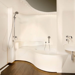 barrierefreies Badezimmer mit Badewanne, Waschtisch und Wandverkleidungen aus STARON Bright White