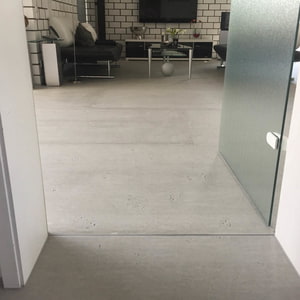 Eingangsbereich ins Wohnzimmer mit Bodenbelag in imi-beton